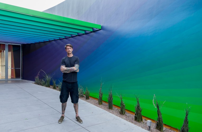 James Marshall (a.k.a. Dalek), Shift, 2014. Latex paint on wall. The Store@SMoCA and Nancy and Art Schwalm Sculpture Courtyard. Co-commissioned by the Scottsdale Museum of Contemporary Art and Scottsdale Public Art. Photo: © Sean Deckert / Calnicean Projects